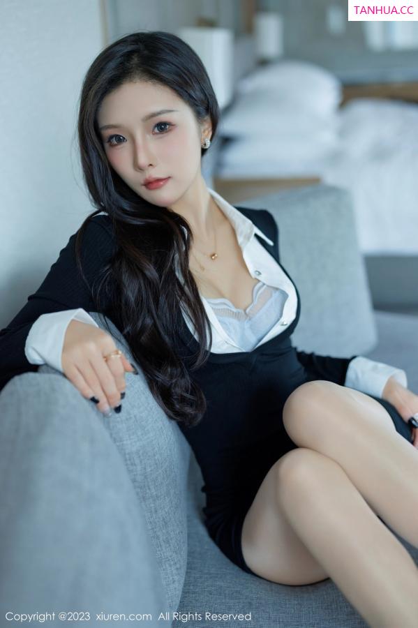 七七kiko  [XiuRen]高清写真图 2023.10.08 No.7471 七七kiko 制服美腿第12张图片